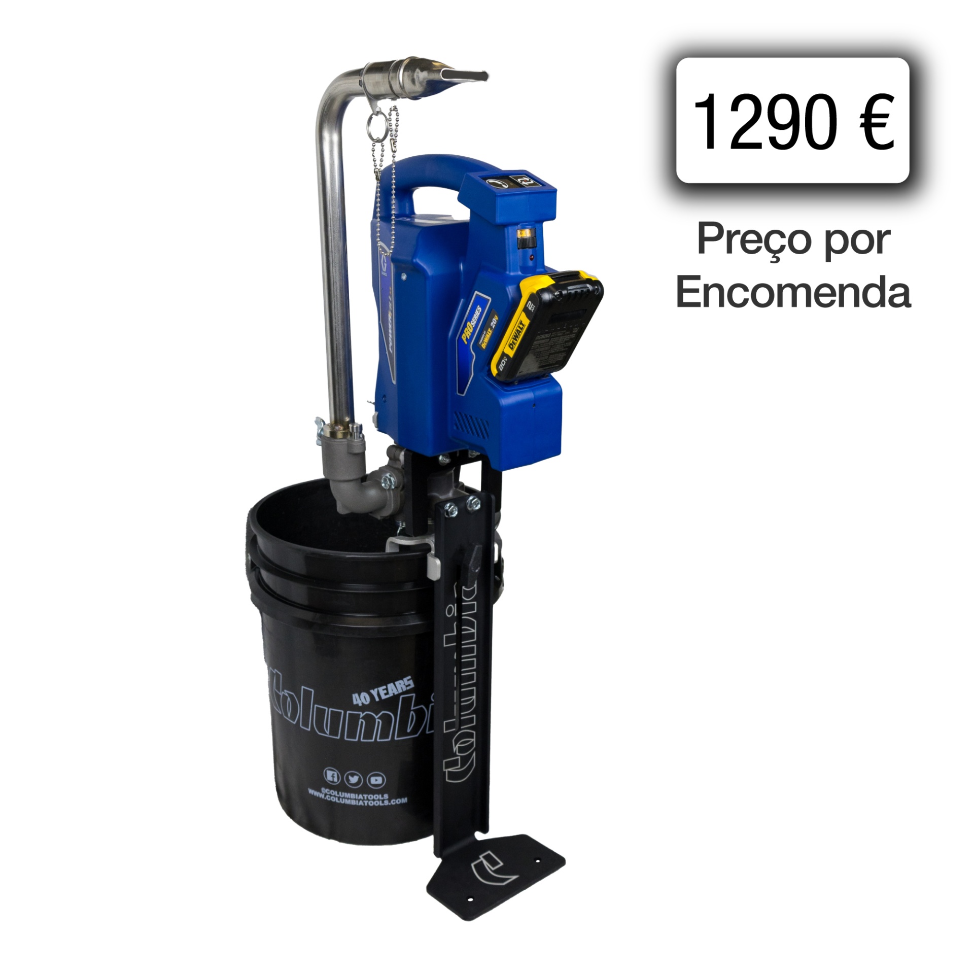 máquina portátil azul com bateria DeWALT e tubo metálico montada num balde preto Columbia