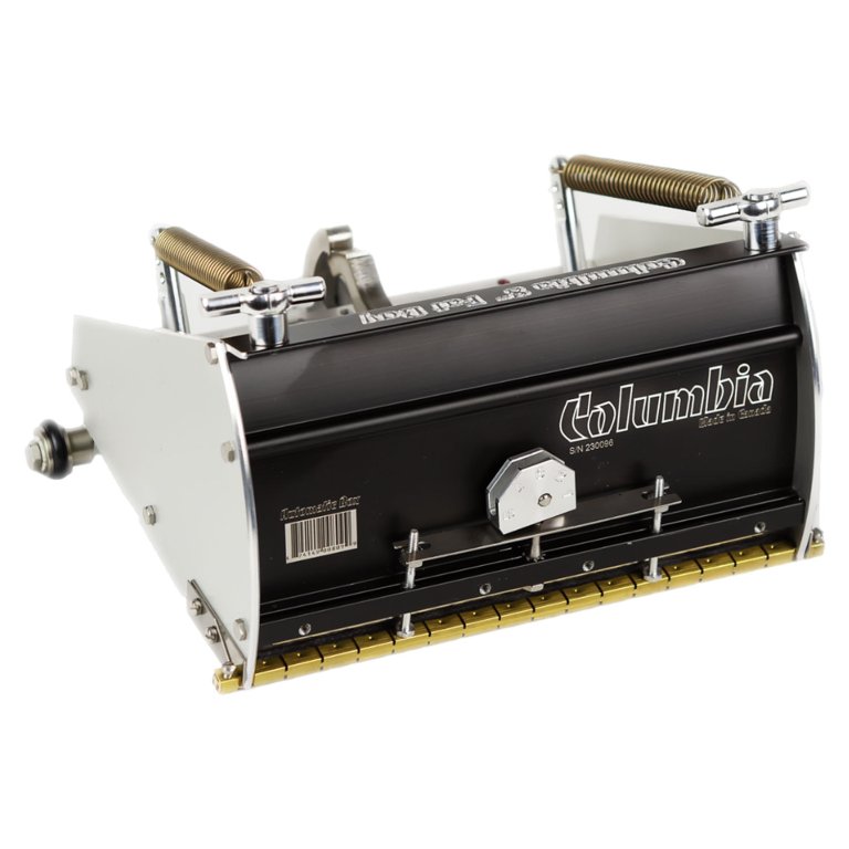 Equipamento Columbia preto e prateado com molas douradas em fundo branco