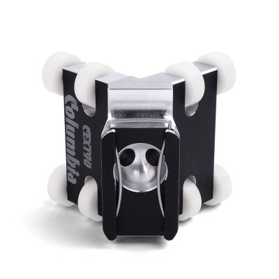 Aparelho de treino para escalada com rodas brancas e estrutura preta e prateada