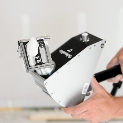 Ferramenta manual metálica para aplicação de argamassa em fundo neutro