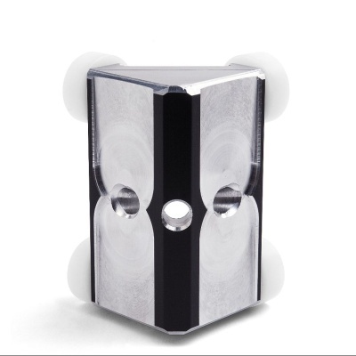 Suporte metálico prateado para canto com três furos de fixação