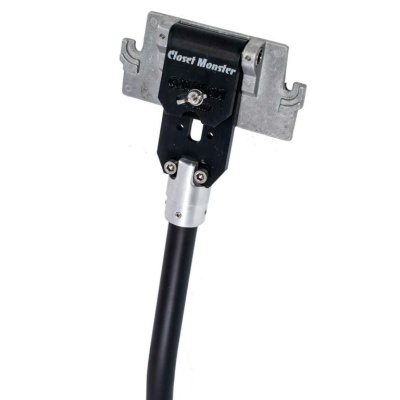 Dispositivo mecânico metálico e preto com texto Closet Monster