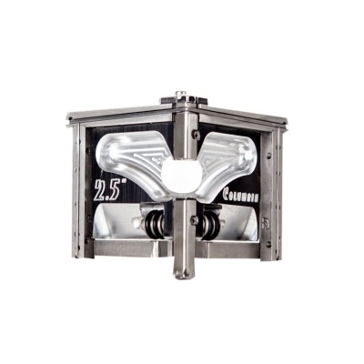 Produto metálico prateado para cozinha com texto 2.5 Column e fundo preto