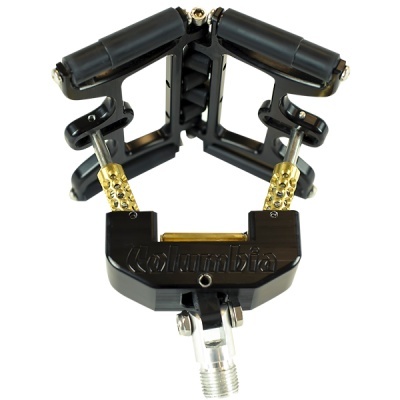 Aparelho de treino de mãos preto e dourado com roldanas acolchoadas e parafuso metálico