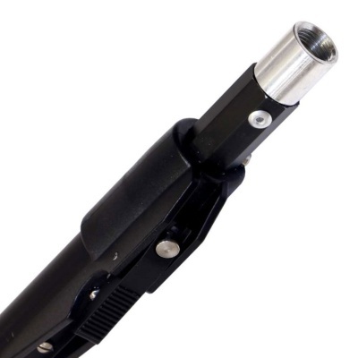 Extensão preta com extremidade prateada para equipamento.