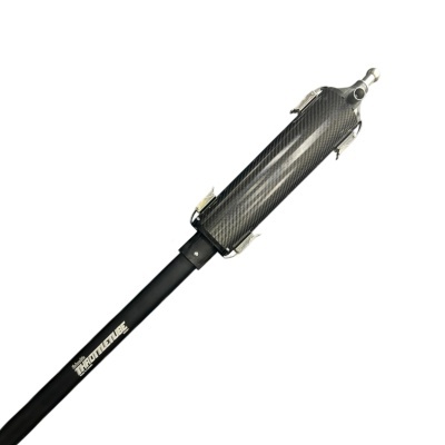 Componente preto de moto com capa em fibra de carbono e texto THROTTLETUBE.