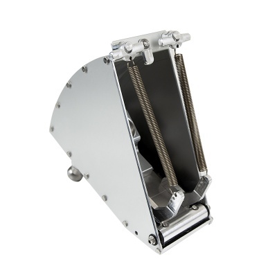 Dispositivo metálico prateado com molas e parafusos