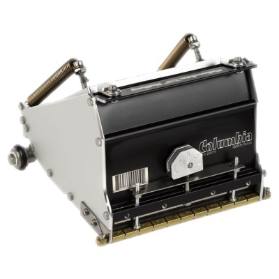 Equipamento metálico preto e prateado para horticultura com manípulos, roda e barra metálica