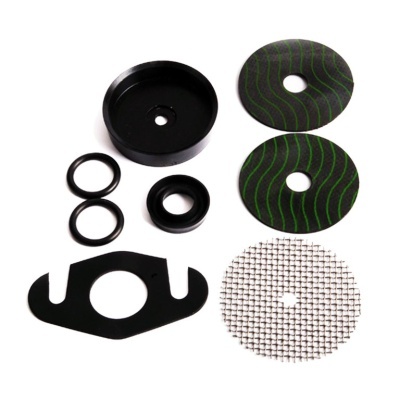 Conjunto de peças pretas e metálicas para máquina sobre fundo branco