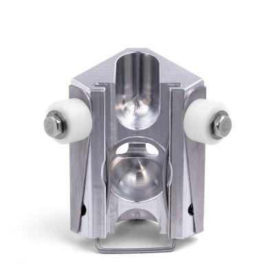 Peça metálica prateada com dois roletes brancos e parafusos, fundo branco