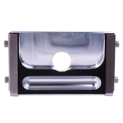 Suporte metálico prateado com cavidade central e parafusos laterais