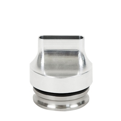 Acessório metálico prateado com formato arredondado e base larga com anel de vedação preto