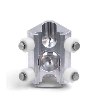 Suporte metálico prateado com quatro rodas brancas e parafusos