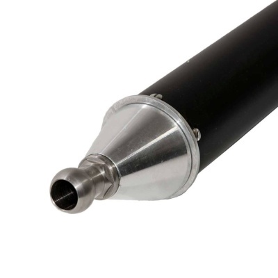 Tubo preto com extremidade metálica prateada cónica e bocal estreito