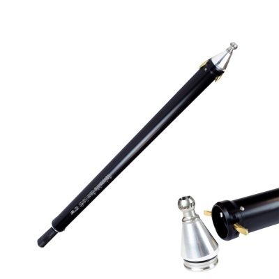 Barra preta com ponteira e peças metálicas prateadas e douradas