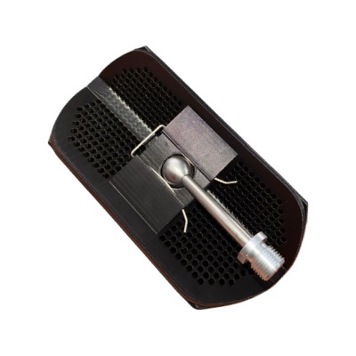 Peça metálica com base preta perfurada e parafuso prateado no centro