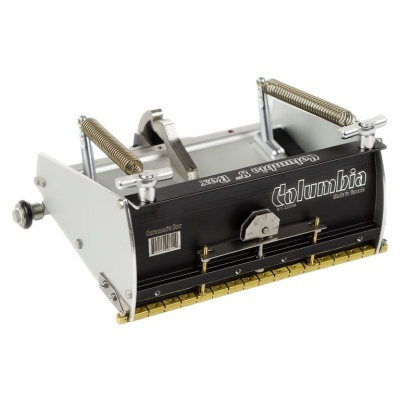 Dispositivo metálico preto Columbia com molas e detalhes dourados