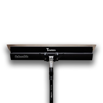 Rodo de limpeza preto com cabo e marcas Tomahawk e Columbio