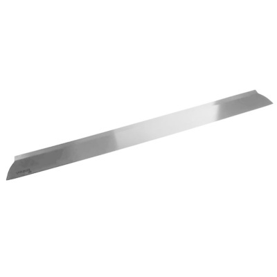 Barra metálica prateada longa com fundo branco