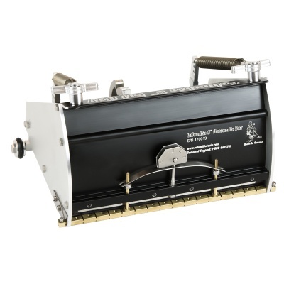 Dispositivo mecânico preto com metal prateado e texto 'Substrate 6