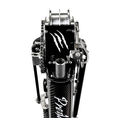 Peça mecânica preta com texto e desenho branco, metálica e com corrente, vista frontal