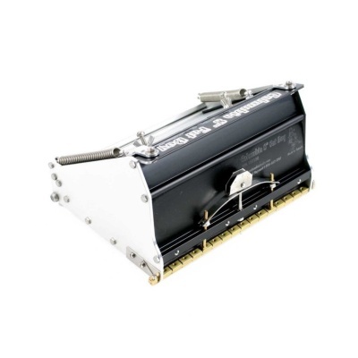 Máquina de lavar elétrica preta e prata com molas e parafusos visíveis