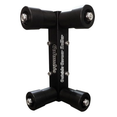 Suporte metálico preto com quatro rolos de plástico pretos e texto 'OutSide Corner Roller'