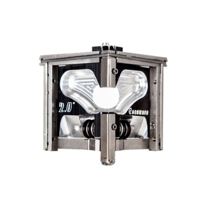 Peça metálica mecânica prismática com texto 2.0