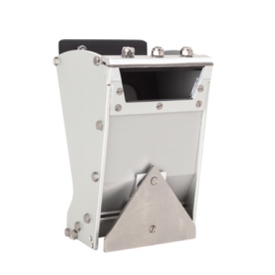 Moedor metallico cinza com parafusos e base triangular