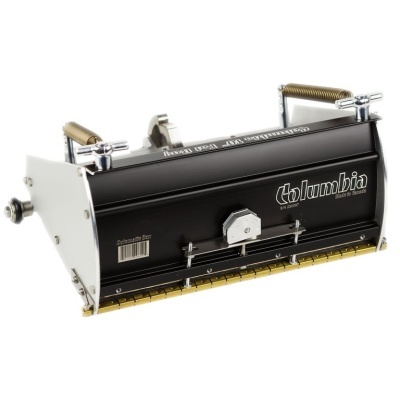 Equipamento de limpeza Columbia preto com detalhes metálicos e molas douradas