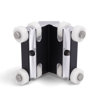 Suporte de metal com quatro rodas brancas em forma de V invertido