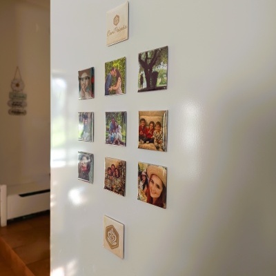 Ímanes quadrados com fotografias e texto Com Paixão em superfície branca