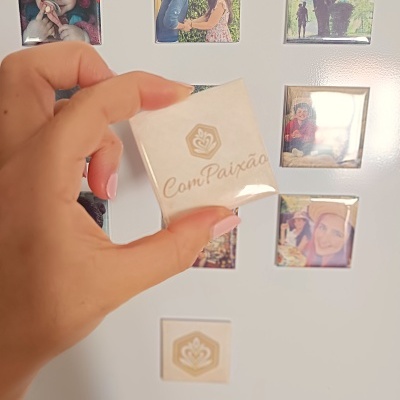 Íman quadrado branco com texto ComPaixão em frigorífico decorado com fotos