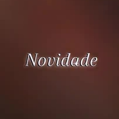 Quadros personalizados com fotos e painel decorativo com frase sobre amor e família.