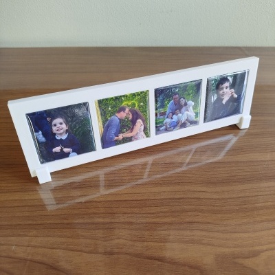 Suporte branco para quatro fotografias de família sobre mesa