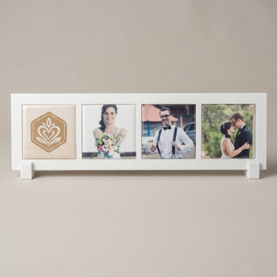 Suporte branco com quatro quadros quadrados, três com fotos de noivos e um com padrão decorativo creme e dourado.