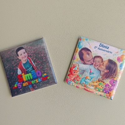 Dois ímanes quadrados personalizados para aniversários infantis com fotos e textos coloridos sobre aniversário.