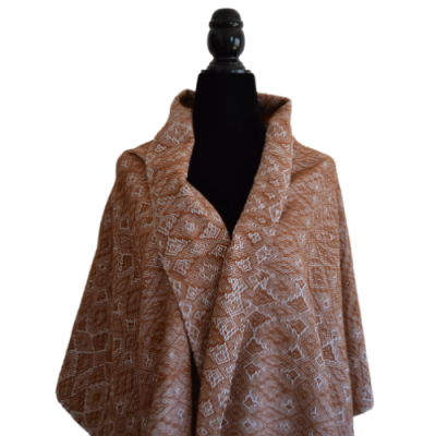 Xale castanho claro com padrão branco numa manequim preto