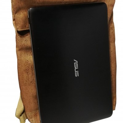 Mochila castanha com portátil preto ASUS encostado