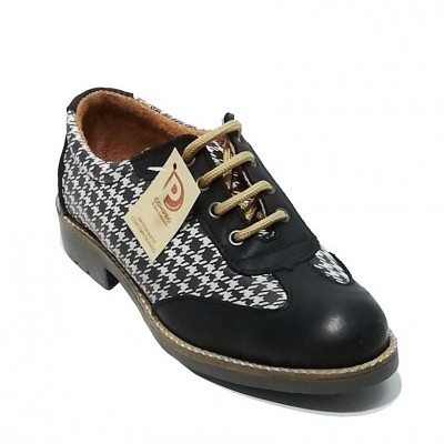 Sapato feminino preto e branco com padrão pied-de-poule e atacadores castanhos