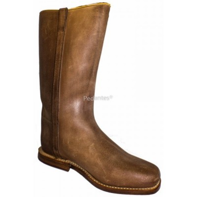Bota alta em couro castanho com sola castanho-escuro e interior amarelo