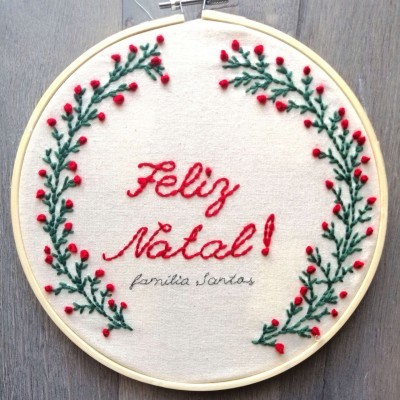Aro de bordado com bordado Natal em tecido bege com linhas vermelha e verde