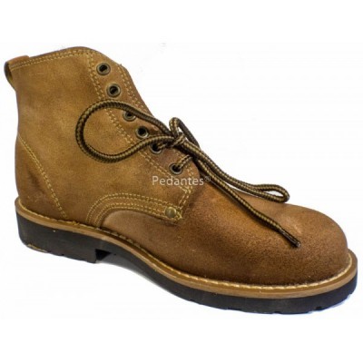 Bota castanha de camurça com atacadores e sola preta