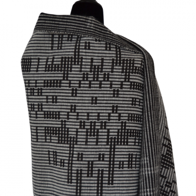 Tecido preto e branco com padrão geométrico num manequim