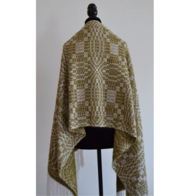 Mantão verde e branco com padrão geométrico em manequim preto