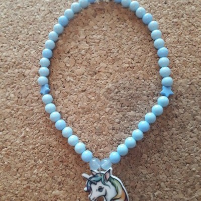 Colar azul claro com pendente de unicórnio colorido