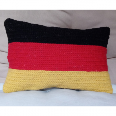 Travesseiro retangular de crochê com as cores da bandeira da Alemanha