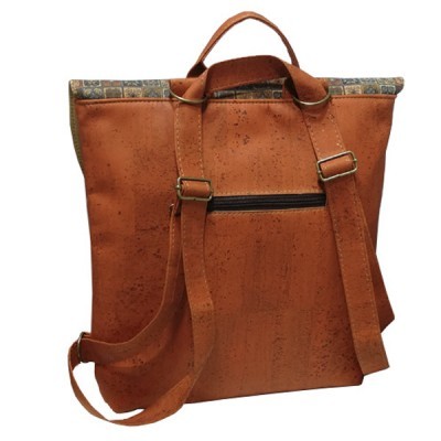 Mochila castanha em cortiça com padrão geométrico no interior