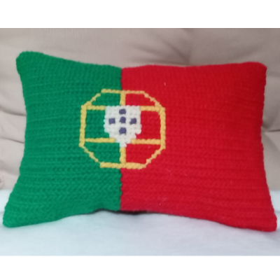 Almofada tricotada verde e vermelho com emblema central colorido