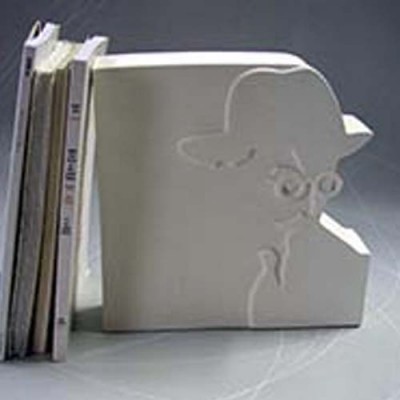 apoio para livros branco com relevo de rosto e chapéu